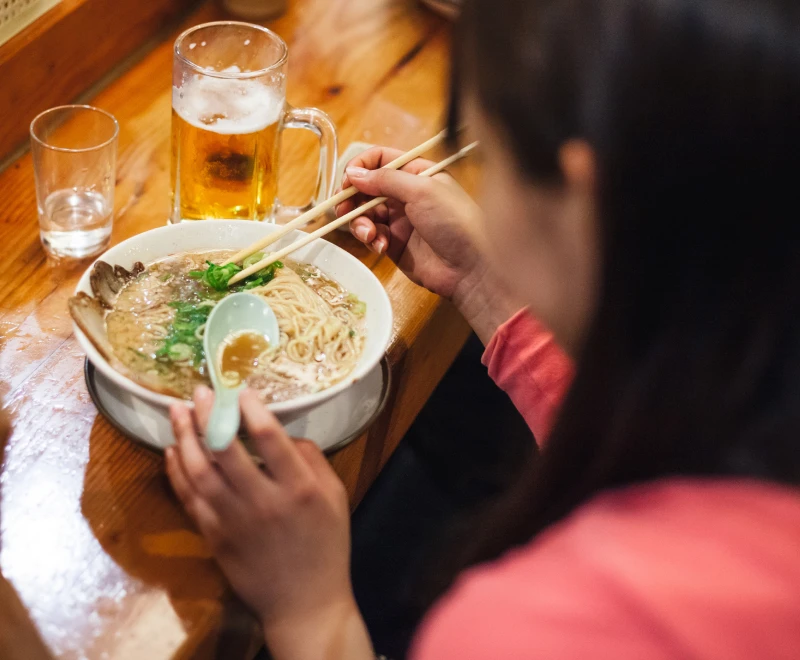 店内でラーメンを食べるイメージ
